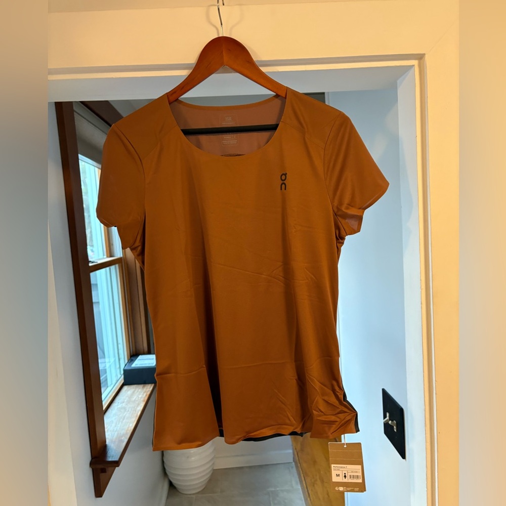 NWT on cloud women’s medium performance T cocoa